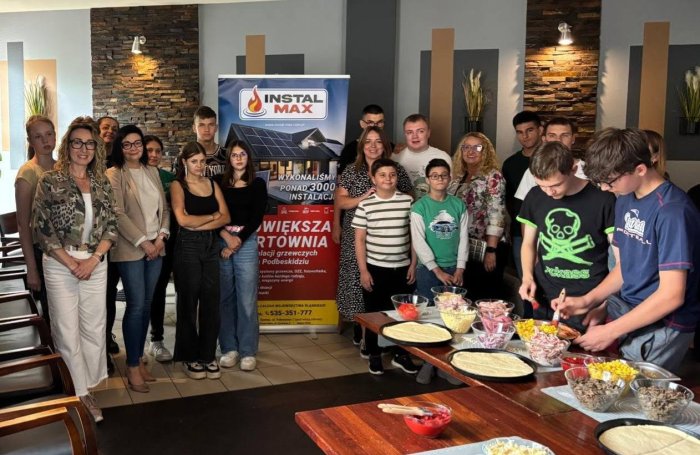 Uczniowie na warsztatach wykonywania pizzy w ramach akcji podaj dalej.