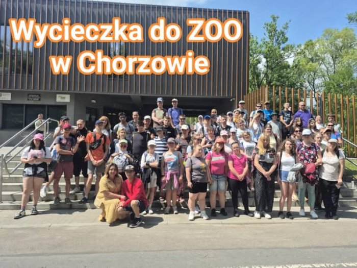 Zdjęcie grupowe uczestników wycieczki do ZOO w Chorzowie.