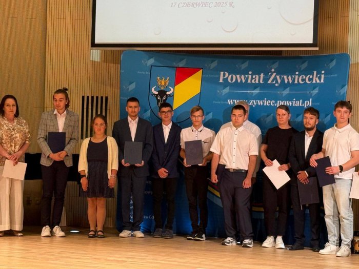 Uczniowie naszej szkoły odbierają wyróżnienia.