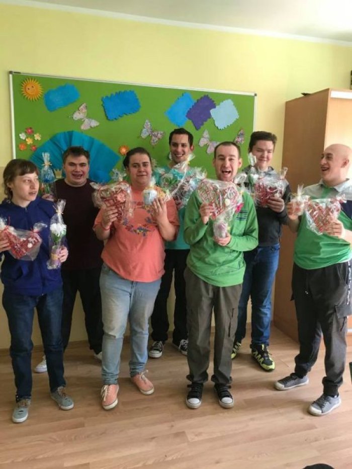 Uczniowie klasy 3 Pc1 prezentują wykonane własnoręcznie upominki dla Mam.