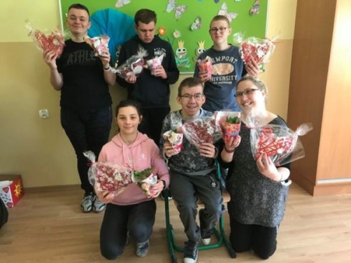 Uczniowie klasy 2 Pb prezentują serca z papierowej wikliny, które wykonali dla Mamy.