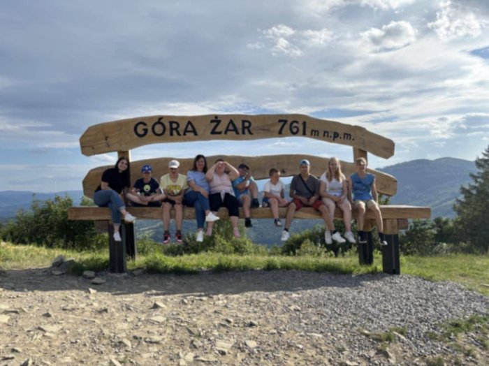 Uczniowie na ławeczce w Górze Żar.