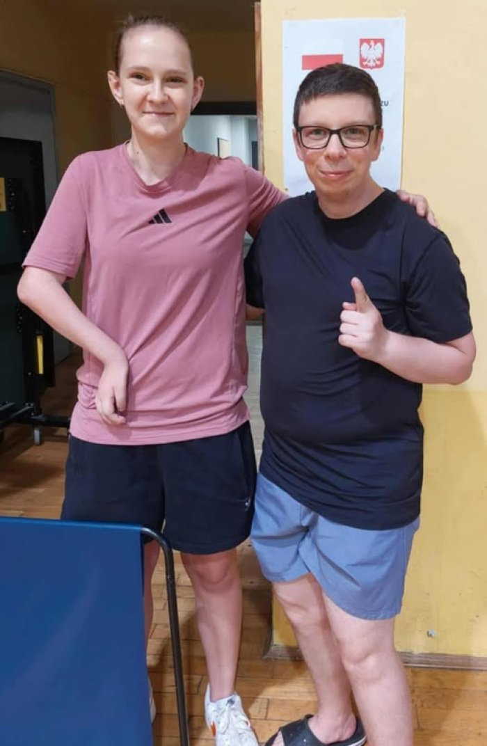 Pamiątkowe zdjęcie ucznia naszej szkoły  z paraolimpijką Karoliną Pęk.