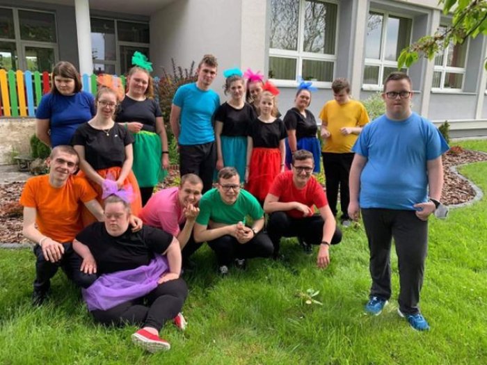 Grupa taneczna w ogrodzie terapeutycznym.
