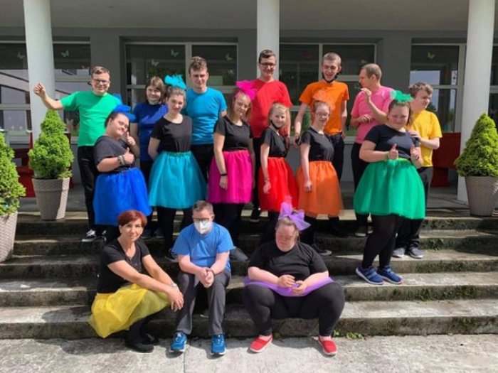 Uczniowie klas 3Pb1 i 3Pc prezentują się w barwnych strojach tanecznych.