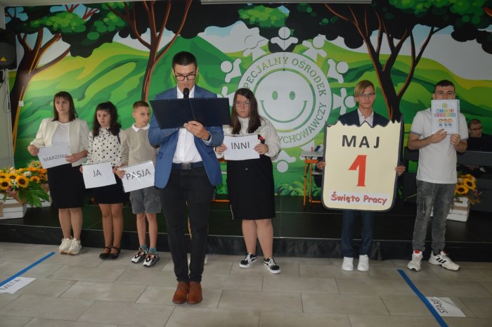 Uczniowie prezentują program artystyczny z okazji rozpoczęcia nowego roku szkolnego. 
