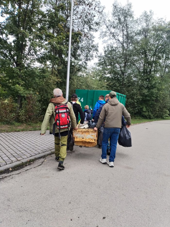 Uczniowie niosą zużyty sprzęt.