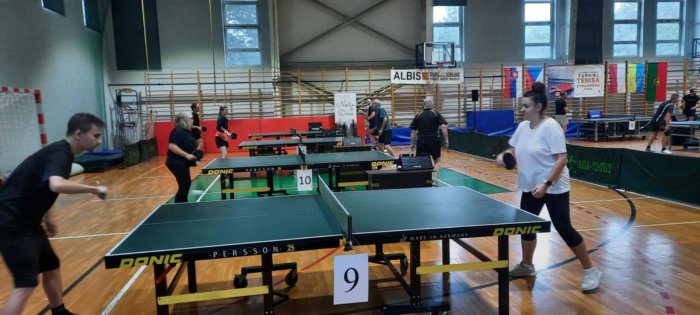 Uczniowie naszej szkoły w czasie rozgrywek sportowych.