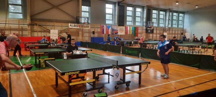 Uczniowie rozgrywają set sportowy w tenisie stołowym.