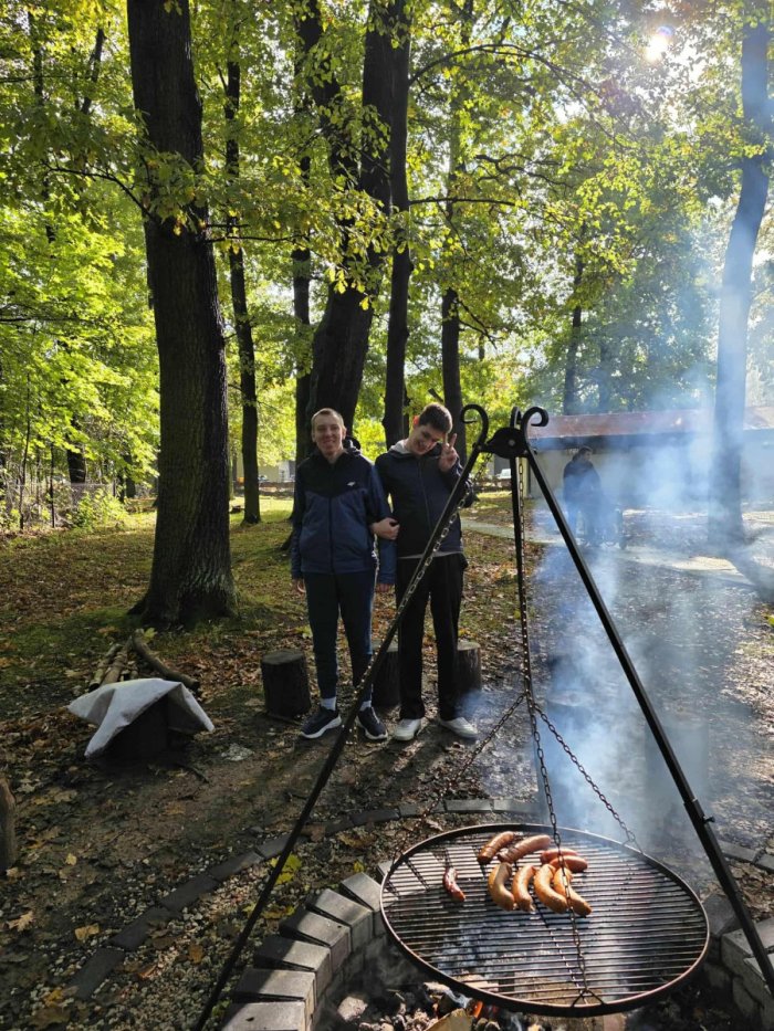 Uczniowie przy palenisku.