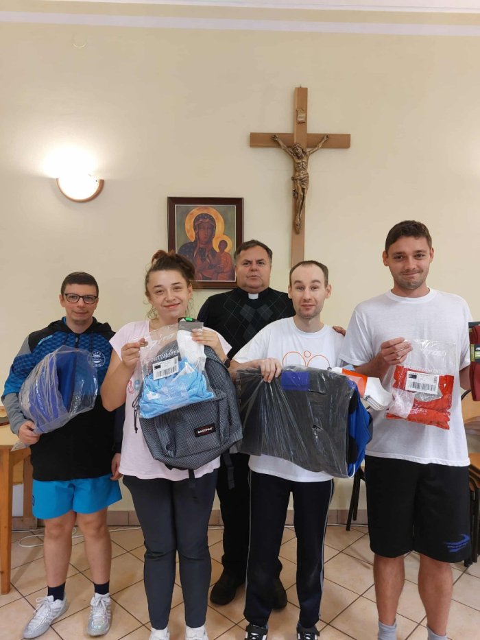 Zawodnicy turnieju z proboszczem parafii w Żywcu Sporyszu.