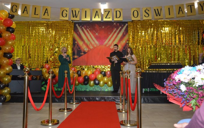 Pani dyrektor i uczniowie prowadzący Gala Gwiazd Oświaty.