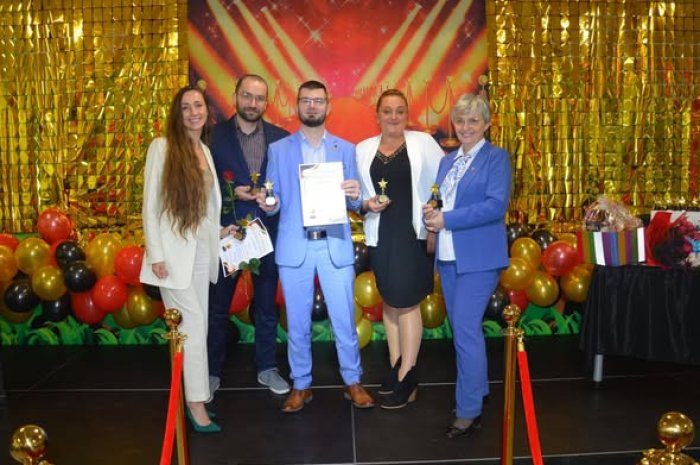 Darczyńcy symbolicznego czeku dla naszej szkoły.