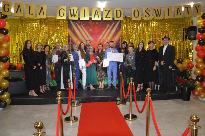 Darczyńcy z Państwowego Zakładu Ubezpieczeń Społecznych  przekazują czek na potrzeby uczniów naszej placówki.