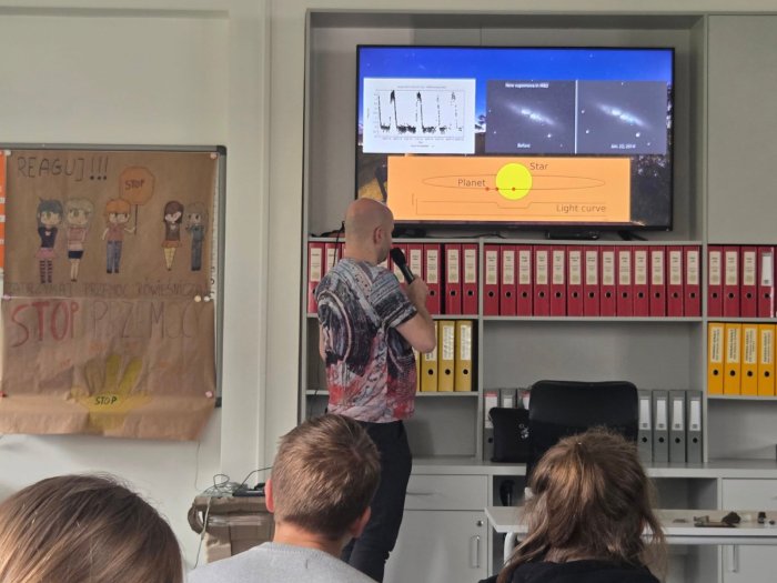 Żywiecki astronom i odkrywca prezentuje sprzęt do obserwacji gwiazd.