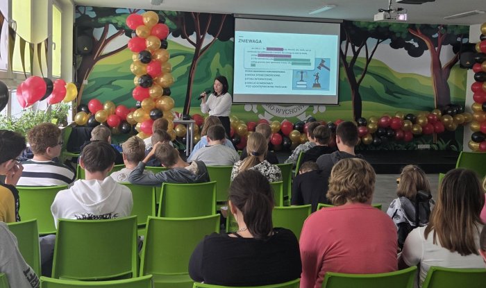 Uczniowie biorą udział w akcji edukacyjnej 