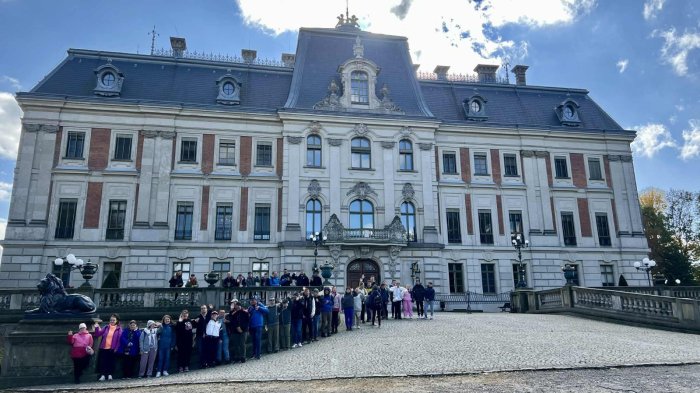Uczniowie naszej szkoły pod Muzeum Zamkowym w Pszczynie.