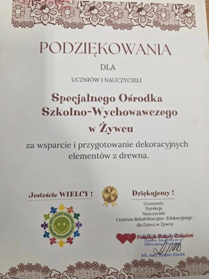 Podziękowania dla uczniów i nauczycieli; specjalnego Ośrodka Szkolno Wychowawczego w Żywcu za wsparcie i przygotowanie dekoracyjnych elementów z drewna.