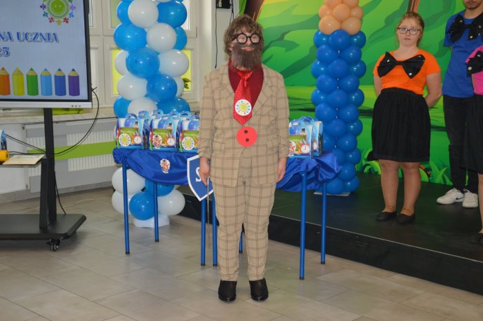 Uczeń w roli Pana Kleksa.