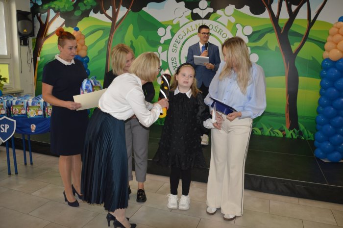 Pani dyrektor pasuje na uczennicę.