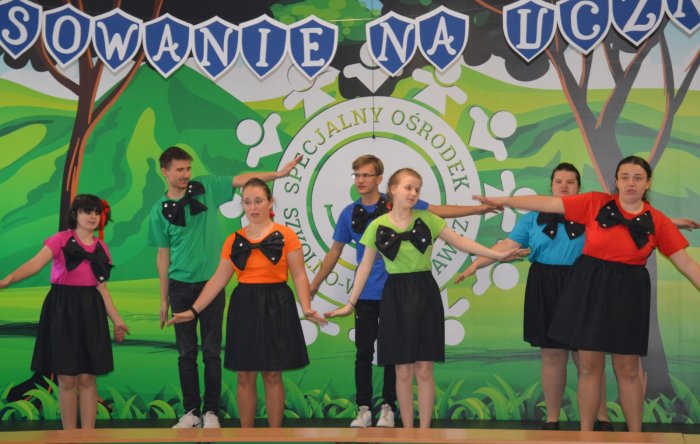 Zespół muzyczny śpiewa piosenkę z repertuaru Pana kleksa.