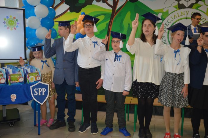 Uczniowie składają ślubowanie na ucznia.