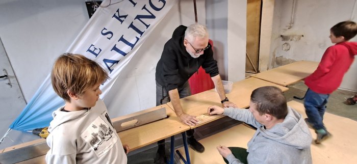 Pan Tomasz- nauczyciel zajęć stolarskich pracuje wspólnie z uczniami.