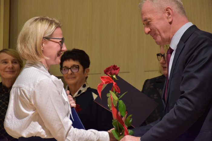 Pani dyrektor ośrodka otrzymuje Nagrodę Starosty za szczególne osiągnięcia w pracy dydaktycznej.
