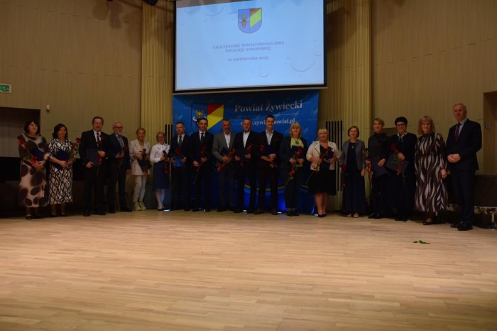 Nagrodzeni Nauczycieli i pani dyrektor Ośrodka naszej szkoły w auli szkoły muzycznej w Żywcu.