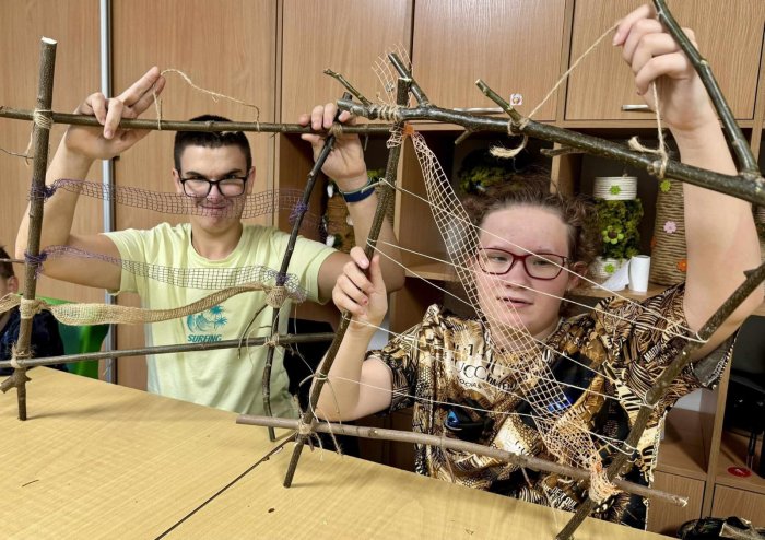 Uczniowie prezentują własnoręcznie wykonane ramki .