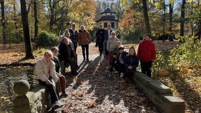 Uczniowie zwiedzają park żywiecki.