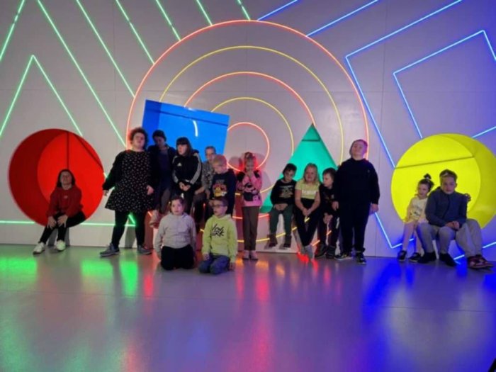 Uczniowie klas młodszych w Fun muzeum w Gliwicach.