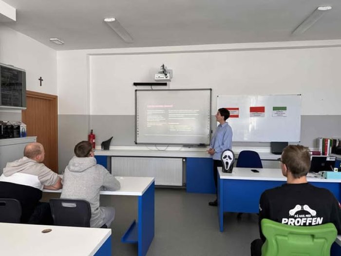 Pani psycholog wyjaśnia uczniom szkoły podstawowej pojęcia związane z przemocą domową.