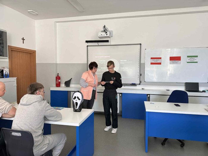 Uczeń wraz z panią pielęgniarką odczytuje hasła związane z przemocą domową.