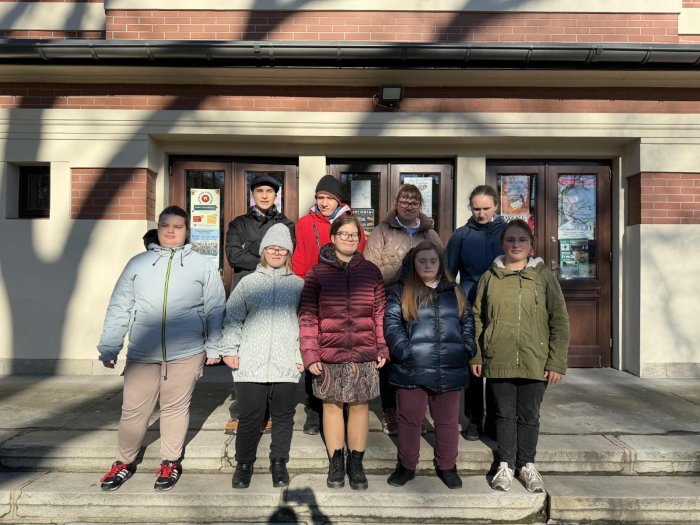 Uczniowie przed Miejskim Centrum Kultury w Żywcu.