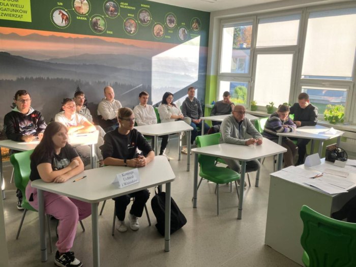 Rodzice wraz z uczniami podczas walnego Zebrania szkolnego koła turystycznego.