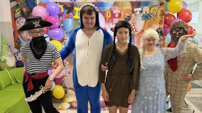 Uczniowie klasy przyposabiającej przebrani za postacie z bajek.