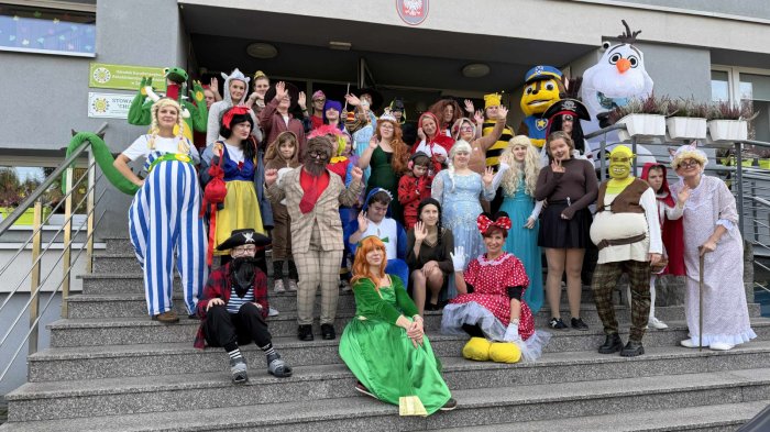 Postacie z bajek przed budynkiem naszej szkoły.