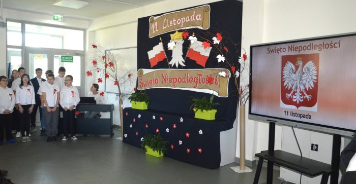 Uczniowie w strojach apelowych.