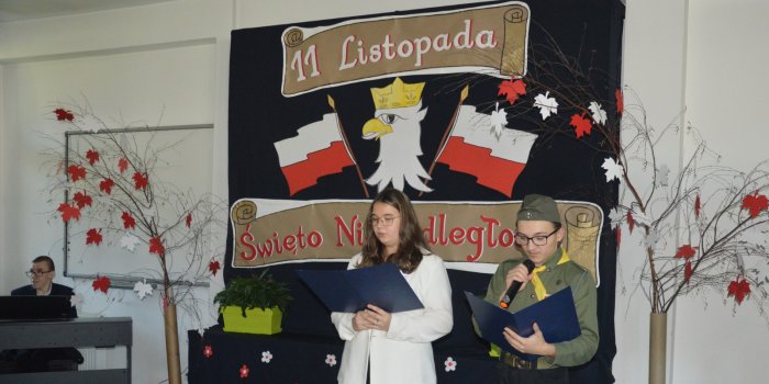 Uczniowie w roli prowadzących apel z okazji 11 listopada.