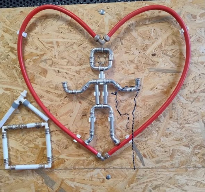 Praca uczniów wykonana z materiałów metalowych i plastikowych wykonana w branżowym centrum umiejętności.