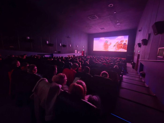 Uczniowie w sali kinowej w kinie Janosik w Żywcu.