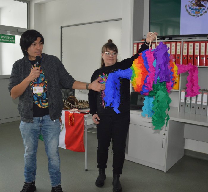 Meksykanie prezentują pinatę.