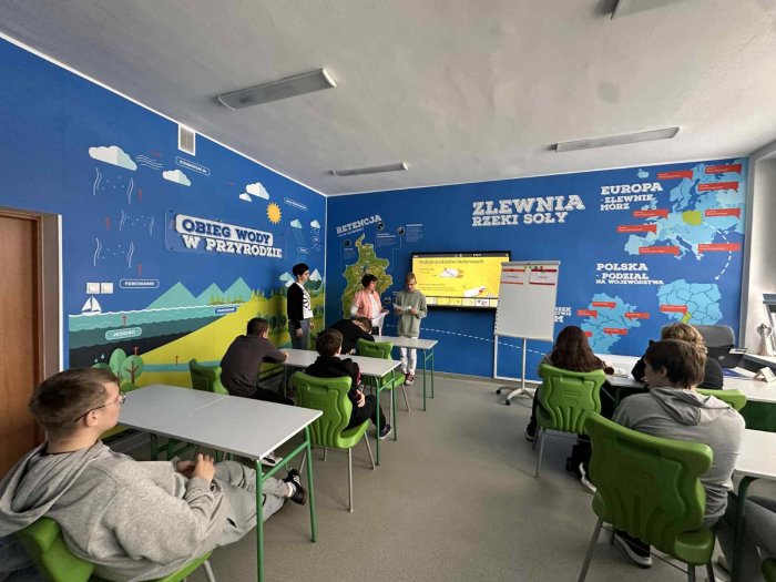 Pani pielęgniarka prowadzi prelekcję na temat szkodliwości tytoniu.