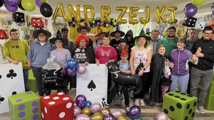 Uczniowie pozują do zdjęcia w andrzejkowej fotobudce.