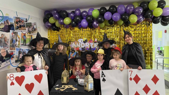 Panie dyrektor wraz z uczniami w fotobudce.