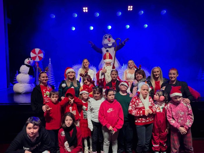 Uczniowie pozują do zdjęcia ze Św.Mikołajem i Olafem.