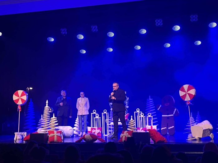 Uczniowie klubu Twórczości Artystycznej w Żywcu prezentują spektakl.