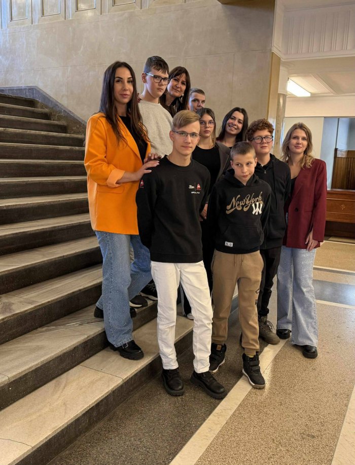 Nauczyciele i aktorzy klubu twórczości artystycznej.