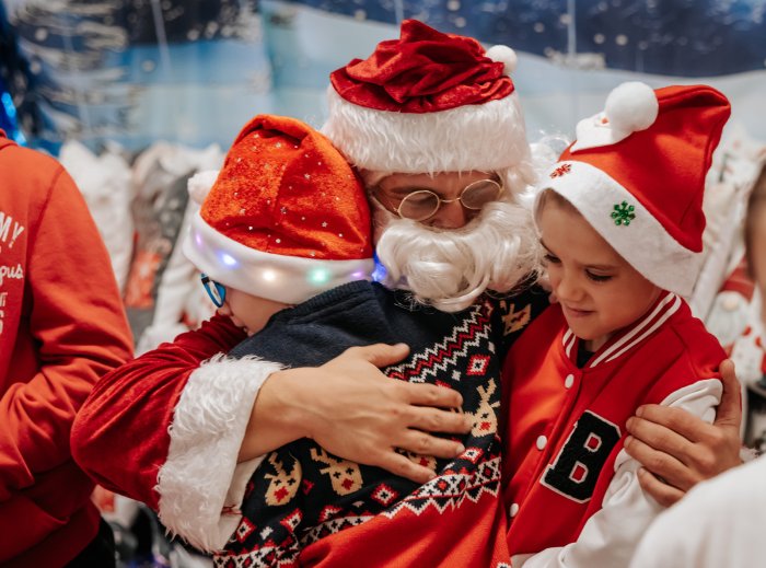 Dzieci witają Mikołaja.